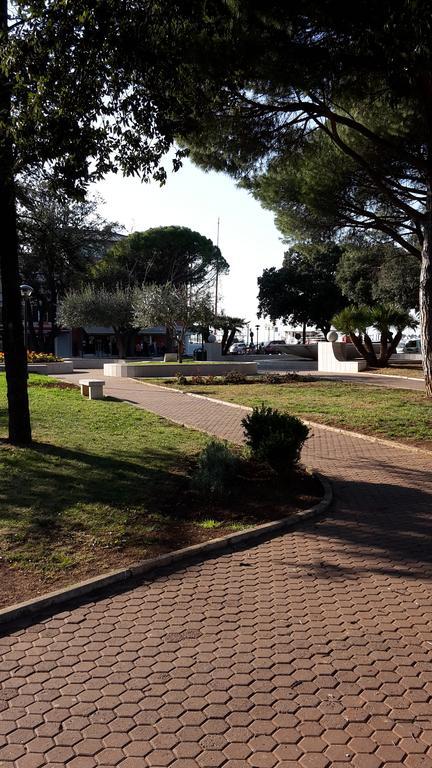 Susy Apartment Umag Bagian luar foto